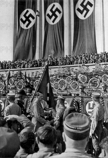 Adolf Hitler. Reichsparteitag 1934. Die Weihe der Standarten. Fête du Parti en 1934 avec la bénédiction des étendards.