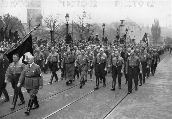 Adolf Hitler. Die Wiederholung des historischen Marsches am 9. November 1934. La répétition des défilés historiques du 9 novembre 1934.