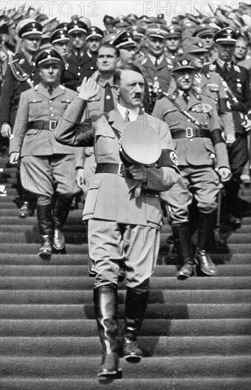 Adolf Hitler. Reichsparteitag 1935: Beim Arbeitsdienst auf der Zeppelinwiese. La journée du Parti en 1935.