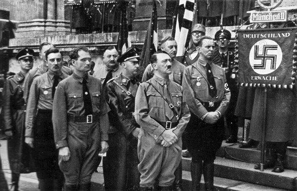 Adolf Hitler. Am 9. November 1934 vor der Feldherrnhalle Der Führer mit seinem Stellvertreter Rudolf Heß und alten Kämpfern. 9 mars 1934 devant la Feldherrnhalle, le Führer avec son suppléant Rudolf Hess et les vieux travailleurs.