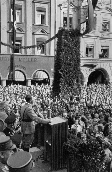 Adolf Hitler. 15-Jahr-Feier der ältesten Ortsgruppe der NSDAP in Rosenheim 1935. La fête des 15 ans du plus vieux groupe du NSDAP à Rosenheim, en 1935.