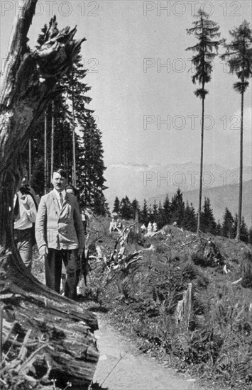 Adolf Hitler. Spaziergang in den Bergen. Adolf Hitler. Promenade en montagne.