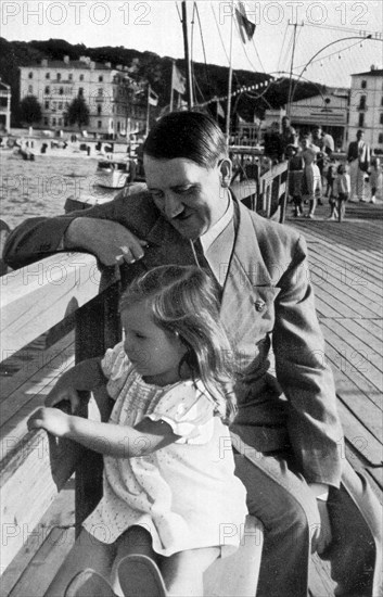 Adolf Hitler. Tage der Ruhe. Der Fürher und die kleine Helga Goebbels. Adolf Hitler. Jour de repos. Le Führer et la petite Helga Goebbels.