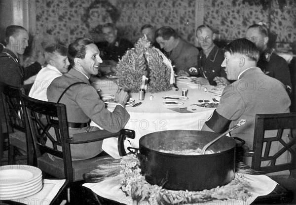 Adolf Hitler. Eintopf, auch beim Reichskanzler. Adolf Hitler. Repas à la Chancellerie.