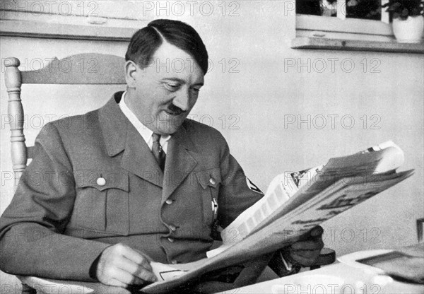 Adolf Hitler. Gute Nachricht. Bonne nouvelle. Le Führer lit un journal.