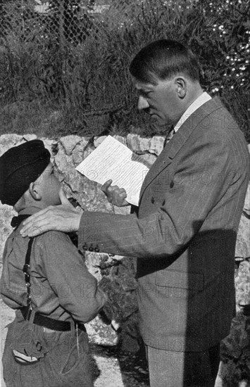 Adolf Hitler. Ein Pimpf übergibt dem Führer einem Brief seiner kranken Mutter. Un gamin remet au Führer une lettre de sa mère malade.