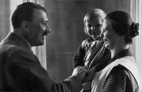 Adolf Hitler. Mutterglück. Bonheur de mère. Une femme présente son enfant à Hitler.