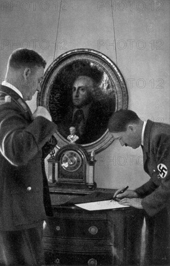 Adolf Hitler. In der Reichskanzlei: Der Führer und sein Stabschef Lütze. A la Chancellerie. Le Führer et son officier d'Etat-Major, Lütze.