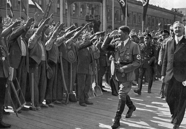 Adolf Hitler. Grundsteinlegung zum Reichsbankneubau am 5. Mai 1934. Fondation du nouveau bâtiment de la Reichsbank, le 5 mai 1934.