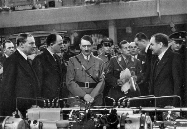Adolf Hitler. Der Führer auf der Autoausstellung 1935 in Berlin. Le Führer au Salon de l'Auto 1935 0 Berlin.
