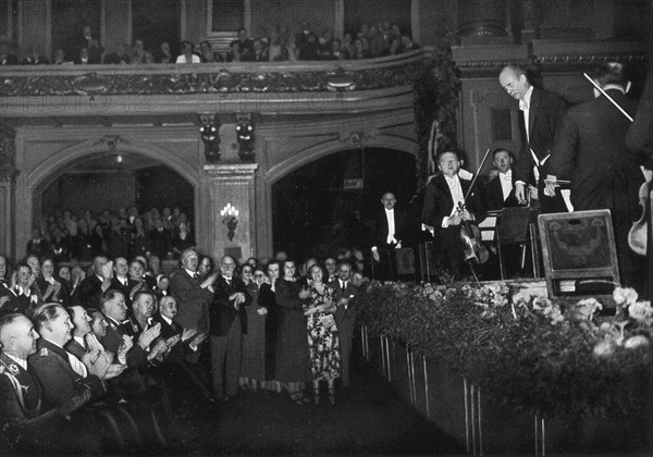 Adolf Hitler. In der Berliner Philarmonie. Der Führer bei einem Konzert des Philharmonischen Orchesters unter Leitung von Generalmusikdirektor Wilhelm Furtwängler. Le Führer à la philarmonie de Berlin. Le Führer assiste à un concert dirigé par Wilhelm Furtwängler.