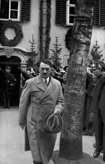 Adolf Hitler. Besuch im Schillerhaus in Weimar 1934. Visite à la maison de Schiller à Weimar, en 1934.