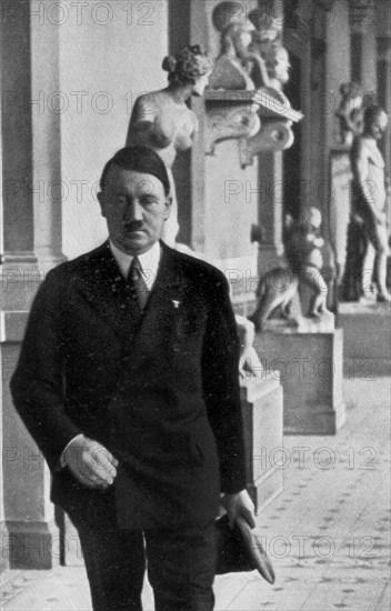 Adolf Hitler. Der Führer verläßt ein Künstleratelier in der Akademie der bildenden Künste in Müchen. Le Führer quitte un atelier d'artiste à l'Académie des Beaux-Arts de Munich.