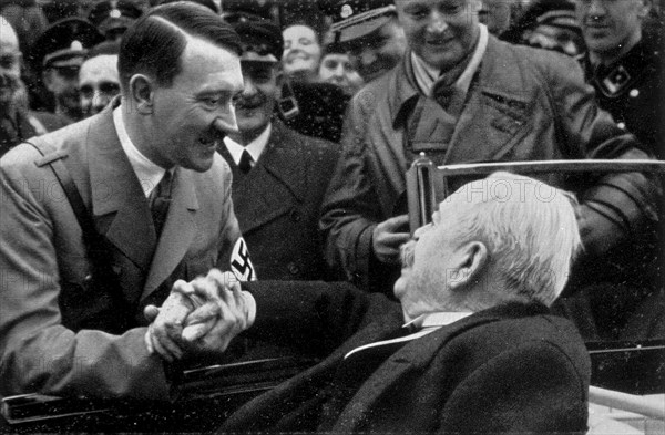 Adolf Hitler. Ein alter Kämpfer: Der Führer gratuliert 1934 General Litzmann zum Geburtstag. Un ancien combattant en 1934. Le Führer félicite le général Litzmann.