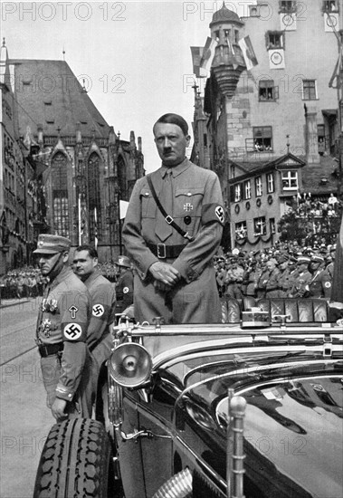 Adolf Hitler. Parteitag der Freiheit. Der Führer erwartet die braunen Kolonnen. La fête du Parti de la Liberté. Le Führer attend les Chemises Brunes.