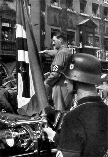Adolf Hitler. Die Blutfahne von 1923 auf dem Reichsparteitag in Nürnberg. Le drapeau ensanglanté de 1923 à la Fête du Parti à Nuremberg.