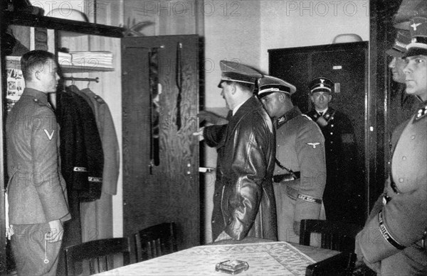 Adolf Hitler. Adolf Hitler besucht seine Leibstandarte Neben dem Führer SS-Obergruppenführer Josef Dietrich. Le Führer rend visite à l'étendard du groupe SS. A côté du Führer se trouve l'Obergruppenführer Josef Dietrich.