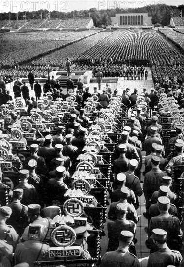 Adolf Hitler. Reichsparteitag 1935. Standartenweihe und Totenehrung. Fête du Parti en 1935. Hommage aux morts et aux étendards.