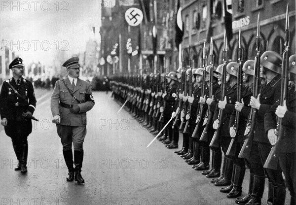 Adolf Hitler. Der Führer am Parteitag der Freiheit. Abschreiten der Ehrenkompanie seiner Leibstandarte. Le Führer à la Fête du Parti de la Liberté. Il inspecte la pretigieuse compagnie des Héros de sa garde personnelle.