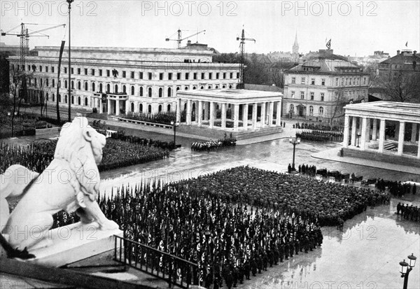 Adolf Hitler. Die Aufstellung der nationalsozialistischen Formationen am 9. November 1935 auf dem nahezu vollendeten Königsplatz.  La mise en place des formations nationales socialistes, le 9 novembre 1935, le la Place Royale de Munich.