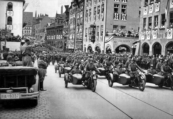 Adolf Hitler. Motor-SA vor dem Führer auf dem Reichsparteitag 1935. Les SA motorisés à la Fête du Parti devant le Führer en 1935.