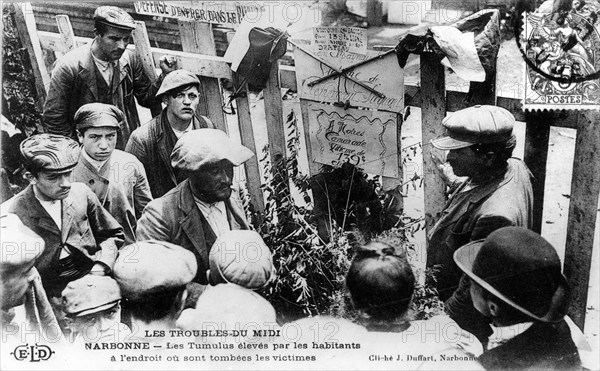 Les "troubles du Midi". Narbonne. Le tumulus élevé par les habitants à l'endroit où sont tombées les victimes. 12 mai 1907: Manifestations des viticulteurs du Languedoc pour protester contre la crise, à l'appel du Docteur Ernest Ferroul, maire socialiste de Narbonne et du dirigeant viticole Marcellin Albert. 21 mai 1907: Révolte viticole à Narbonne (5 morts). Mutinerie du 17e régiment d'infanterie de ligne à Béziers.