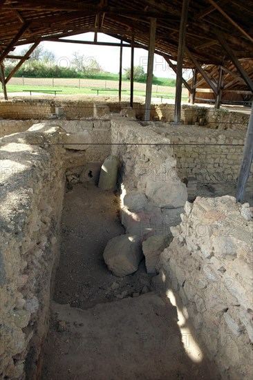 Fouille gallo-romaines de Séviac. Gers. La villa gallo-romaine de Séviac restitue le cadre de vie d'un aristocrate terrien des 4e et 5e siècles de notre ère. Les constructions apparentes et les mosaïques appartiennent à la partie résidentielle d'une grande villa du Bas-Empire, qui prolonge un habitat plus ancien.  Le "Caldarium".