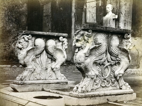 1er siècle. Pompei. Détail de l'Impluvium de la villa de Cornelio Rufo. Animaux fabuleux. Table ou pieds d'une console. Photo début 20e.