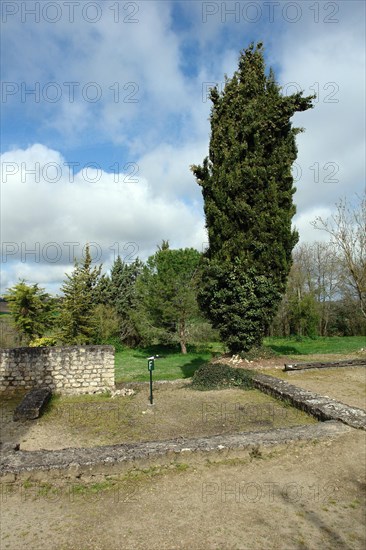 Fouille gallo-romaines de Séviac. Gers. La villa gallo-romaine de Séviac restitue le cadre de vie d'un aristocrate terrien des 4e et 5e siècles de notre ère. Les constructions apparentes et les mosaïques appartiennent à la partie résidentielle d'une grande villa du Bas-Empire, qui prolonge un habitat plus ancien. Pièce utilisée comme grenier à grain à l'époque mérovingienne.