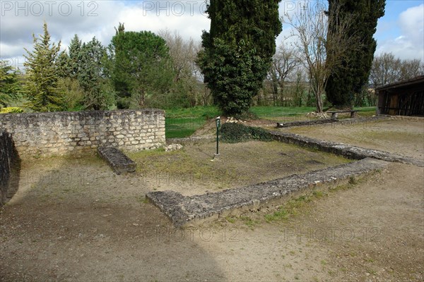 Fouille gallo-romaines de Séviac. Gers. La villa gallo-romaine de Séviac restitue le cadre de vie d'un aristocrate terrien des 4e et 5e siècles de notre ère. Les constructions apparentes et les mosaïques appartiennent à la partie résidentielle d'une grande villa du Bas-Empire, qui prolonge un habitat plus ancien. Pièce utilisée comme grenier à grain à l'époque mérovingienne.