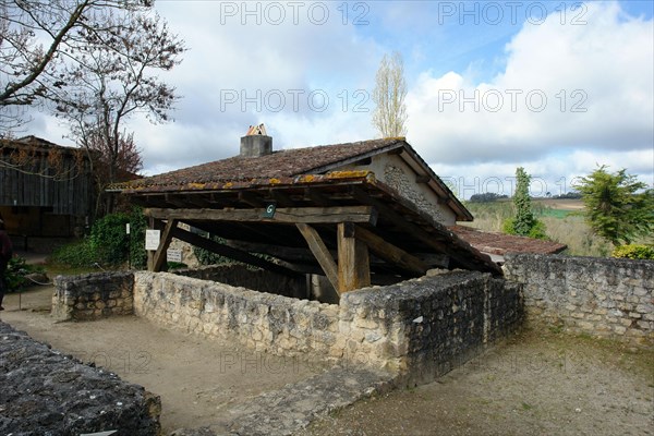 Fouille gallo-romaines de Séviac. Gers. La villa gallo-romaine de Séviac restitue le cadre de vie d'un aristocrate terrien des 4e et 5e siècles de notre ère. Les constructions apparentes et les mosaïques appartiennent à la partie résidentielle d'une grande villa du Bas-Empire, qui prolonge un habitat plus ancien. Hypocauste avec ouverture du foyer. Tubuli en place.