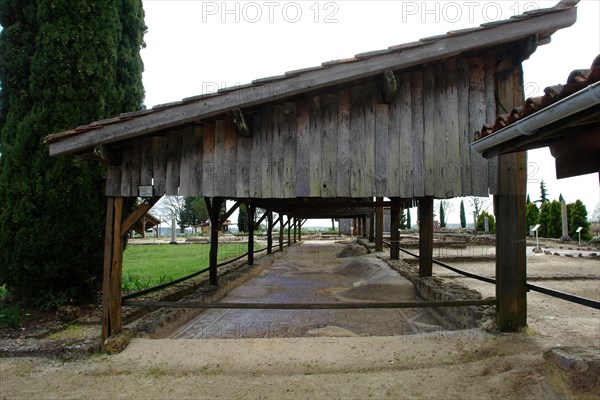 Fouille gallo-romaines de Séviac. Gers. La villa gallo-romaine de Séviac restitue le cadre de vie d'un aristocrate terrien des 4e et 5e siècles de notre ère. Les constructions apparentes et les mosaïques appartiennent à la partie résidentielle d'une grande villa du Bas-Empire, qui prolonge un habitat plus ancien.  Galerie à mosaïques.