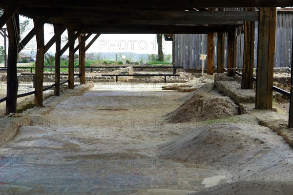 Fouille gallo-romaines de Séviac. Gers. La villa gallo-romaine de Séviac restitue le cadre de vie d'un aristocrate terrien des 4e et 5e siècles de notre ère. Les constructions apparentes et les mosaïques appartiennent à la partie résidentielle d'une grande villa du Bas-Empire, qui prolonge un habitat plus ancien.  Galerie à mosaïques.