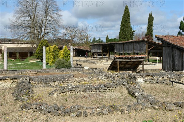 Fouille gallo-romaines de Séviac. Gers. La villa gallo-romaine de Séviac restitue le cadre de vie d'un aristocrate terrien des 4e et 5e siècles de notre ère. Les constructions apparentes et les mosaïques appartiennent à la partie résidentielle d'une grande villa du Bas-Empire, qui prolonge un habitat plus ancien.  Vues d4erses du site.