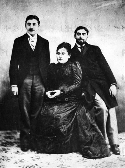 Marcel Proust aux côtés de sa mère et de son frère Robert. Marcel Proust Paris 1871 - Paris 1922, écrivain français.