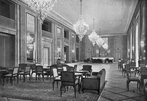 Adolf Hitler. Das Foyer des Deutschen Operhauses in Charlottenburg, an dessen Neugestaltung des Führer mitwirkte. Le foyer de l'Opéra allemand à Charlottenburg.