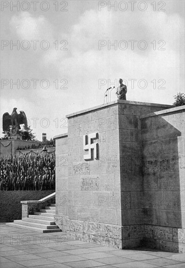 Adolf Hitler. Rednertribüne in der Luitpold-Arena auf dem Reichparteitaggelände in Nürnberg. Le Führer à la tribune. Journée du Parti à Nuremberg.