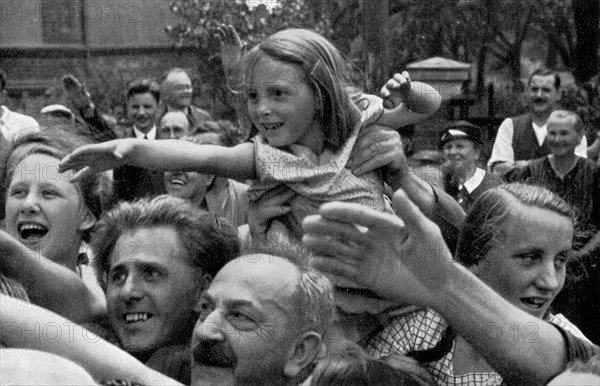 Adolf Hitler. Der Führer verläßt den Bauplatz des Hauses der Deutschen Kunst. Le chantier de la Maison des Arts Allemands. Le foule acclame le Führer.