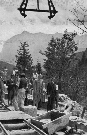 Adolf Hitler. Des Führer Interesse am Straßenbau. Besichtigung der Alpenstraße. Le Führer s'intéresse à la construction des routes. Visite de la route des Alpes.