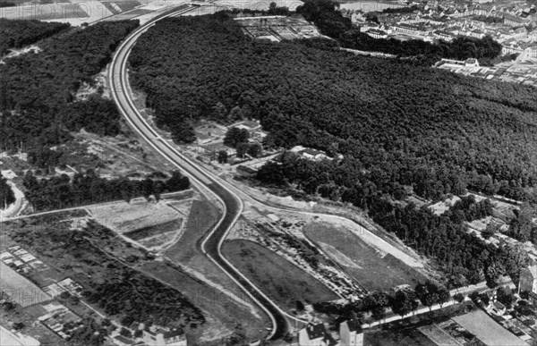 Adolf Hitler. Eine Autostraße des Führers.  Une des autoroutes du Führer.