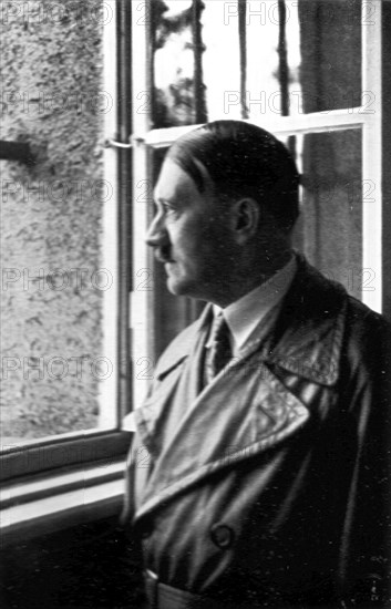 Adolf Hitler. Besuch des Führers nach 10 Jahren. Am Fenster seiner Zelle. Visite du Führer 10 ans après, à la fenêtre de son ancienne cellule. Landsberg.