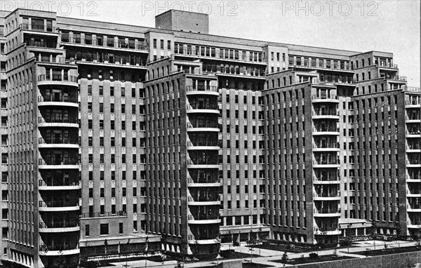 Hôpitaux. Paris. Nouvel Hôpital Beaujon. Ouvert en 1935. Façade sud "en dents de peigne". Type de l'hôpital en hauteur. 1100 lits.