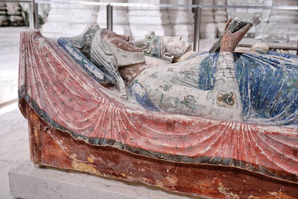 Recumbent statues of Alienor of Aquitaine and Henry II Plantagenet