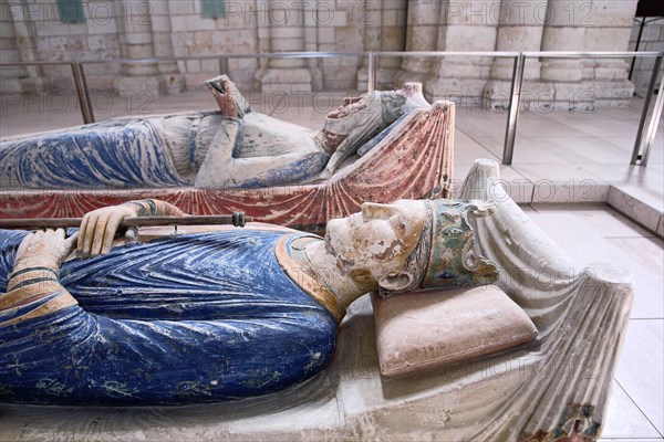 Recumbent statues of Alienor of Aquitaine and Henry II Plantagenet