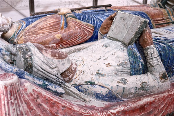 Recumbent statues of Alienor of Aquitaine and Henry II Plantagenet