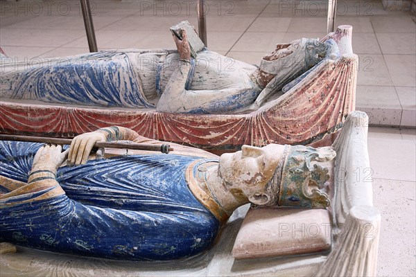 Recumbent statues of Alienor of Aquitaine and Henry II Plantagenet