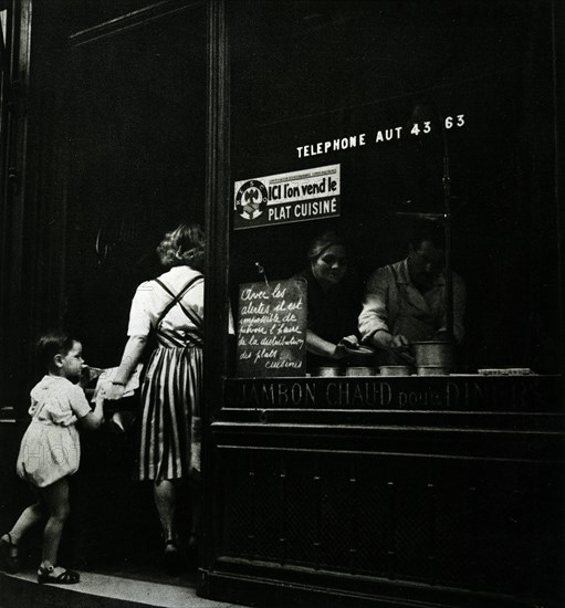 Alertes et plats cuisinés. Restaurant pendant l'Occupation. La pancarte informe le consommateur que la livraison des plats est susceptible d'être perturbée par les alertes.