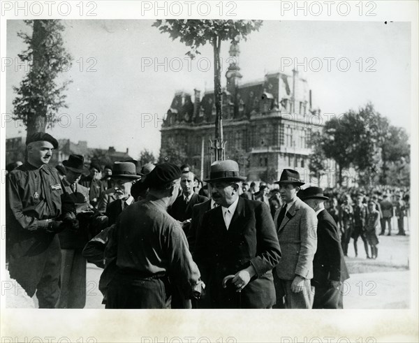 Août 1941. Pierre Laval assiste au départ du premier contingent de volontaires pour le front russe. LVF. Photothèque du château de Vincennes - Université de Paris.