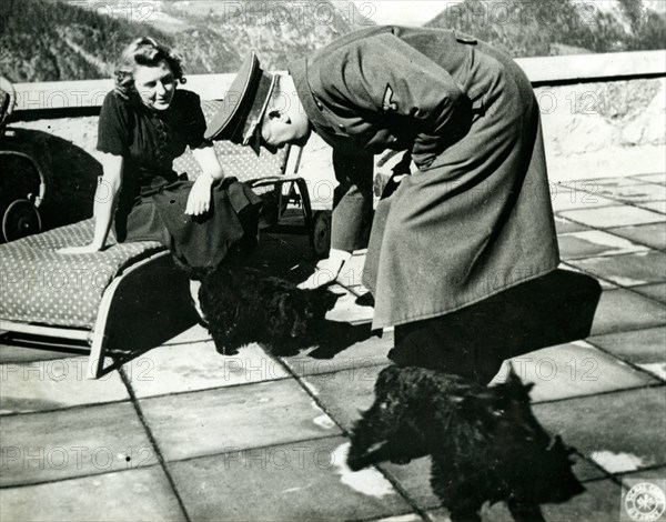 Photo d'Hitler et d'Eva Brown à Berchtesgaden.
La montagne du Kehlstein (1835 m), connue pour le « nid d'aigle » (Kehlsteinhaus) placé à son sommet. Le nid d'aigle a été construit comme cadeau pour les 50 ans d'Adolf Hitler par Martin Bormann. A l'issue de la guerre, il est resté relativement intact. Il est accessible par un tunnel piétonnier, puis par un ascenseur d'époque montant dans le rocher sur 124 m.