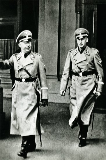 Himmler et Heydrich
Heinrich Luitpold Himmler (7 octobre 1900, Munich - 23 mai 1945, Lüneburg), fut l'un des hommes les plus puissants du Troisième Reich. Il était le maître absolu de la SS (Reichsführer-SS) et le chef de toutes les polices allemandes (Chef der Deutschen Polizei), dont la Gestapo. 
Reinhard Tristan Eugen Heydrich (7 mars 1904, Halle, Saxe - 4 juin 1942, Prague).
Il fut l'adjoint direct de Heinrich Himmler et joua un rôle important dans l'organisation de l'appareil répressif nazi et un rôle majeur dans l'organisation de la Shoah. Il mourut, le 4 juin 1942, des suites d'un attentat perpétré par la résistance tchèque, le 27 mai 1942.